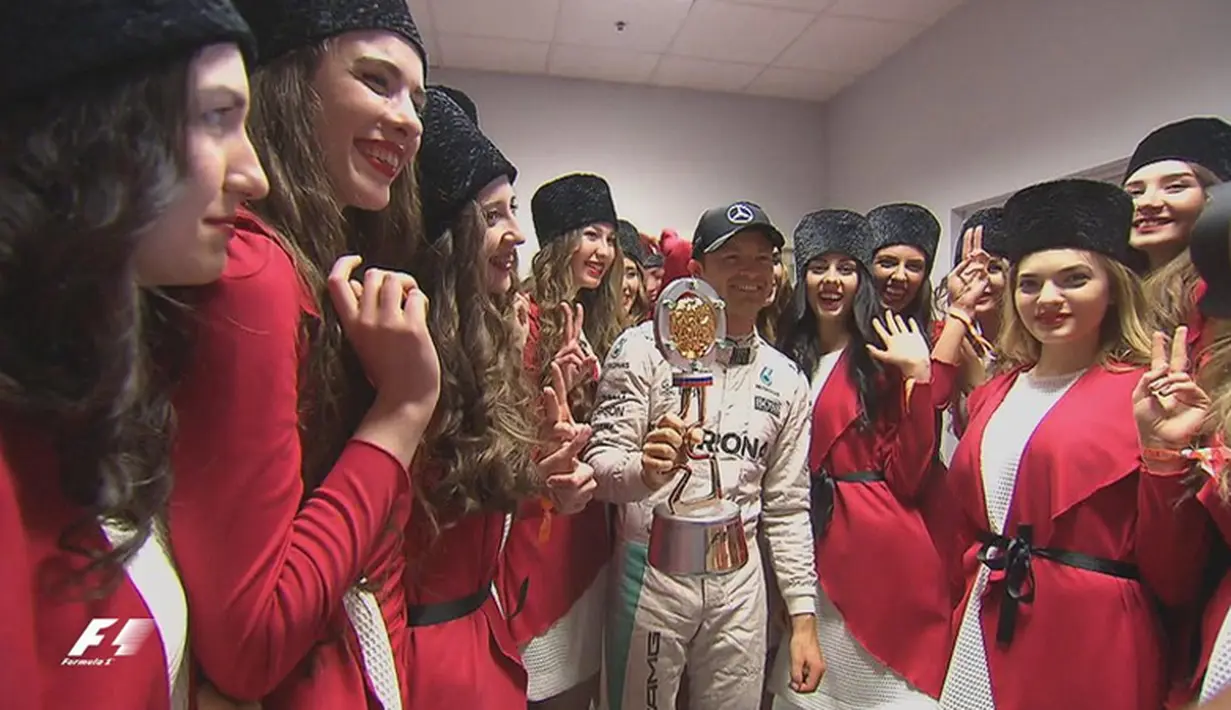 Pebalap Mercedes, Nico Rosberg, berfoto dengan trofi juara F1 GP Rusia di Sirkuit Sochi Autodrom, Rusia, Minggu (1/5/2016). (Bola.com/Twitter/F1)