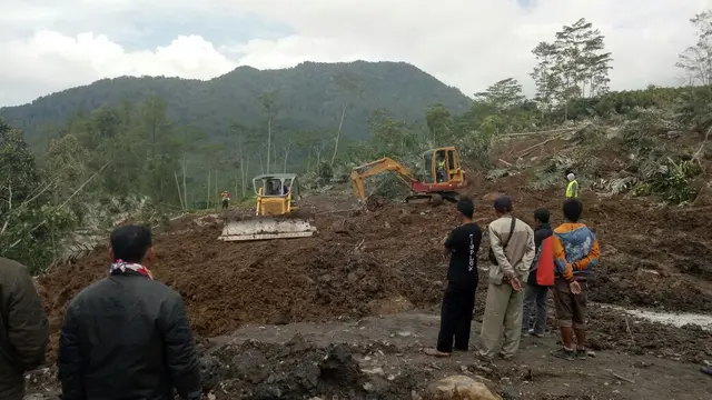Penanganan longsor di Jalur Paweden, sebelum ambles. (Foto: Liputan6.com/BPBD Banjarnegara/Muhamad Ridlo)