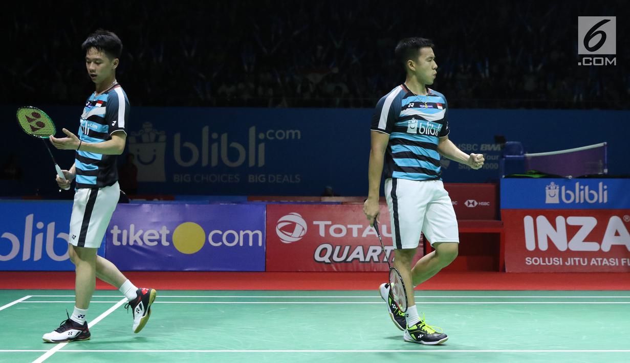 Ganda putra Indonesia, Marcus F Gideon/Kevin Sanjaya Sukomuljo merayakan poin saat lawan Ong Yew Sin/Teo Ee Yi (Malaysia) di 16 besar Indonesia Open 2018, Istora GBK Jakarta, Kamis (5/7). Kevin/Marcus unggul 21-18, 21-12. (Liputan6.com/Helmi Fithriansyah)