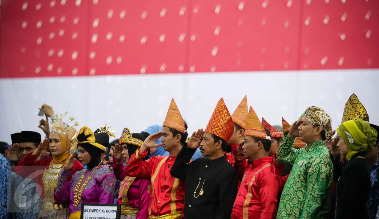 Para peserta upacara mengenakan pakaian adat berbagai daerah pada peringatan HUT ke-45 Korps Pegawai Republik Indonesia (Korpri) di Silang Monas, Jakarta, Selasa (29/11). Presiden Jokowi bertindak menjadi Inspektur Upacara. (Liputan6.com/Faizal Fanani)