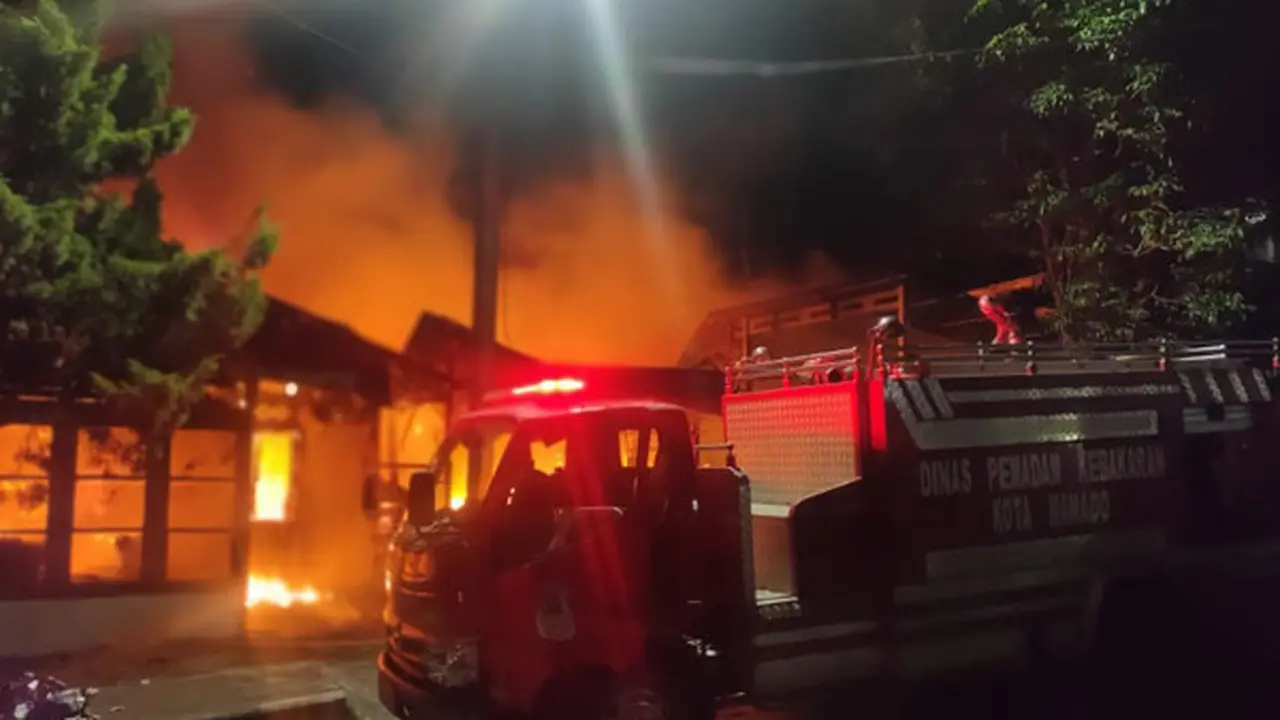 Api berhasil dipadamkan oleh 3 unit Mobil Damkar dari Kantor Kecamatan Wanea, Manado.