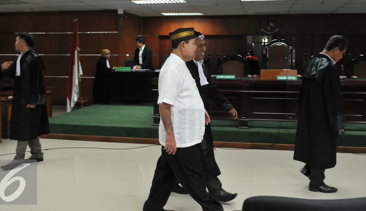 Panitera PTUN Medan, Syamsir Yusfan menjalani sidang perdana di Pengadilan Tipikor, Jakarta, Kamis (10/9/2015). Syamsir menjadi tersangka dugaan suap yang melibatkan Gubernur Sumatra Utara Gatot dan Pengacara Oc Kaligis. (Liputan6.com/Andrian M Tunay)