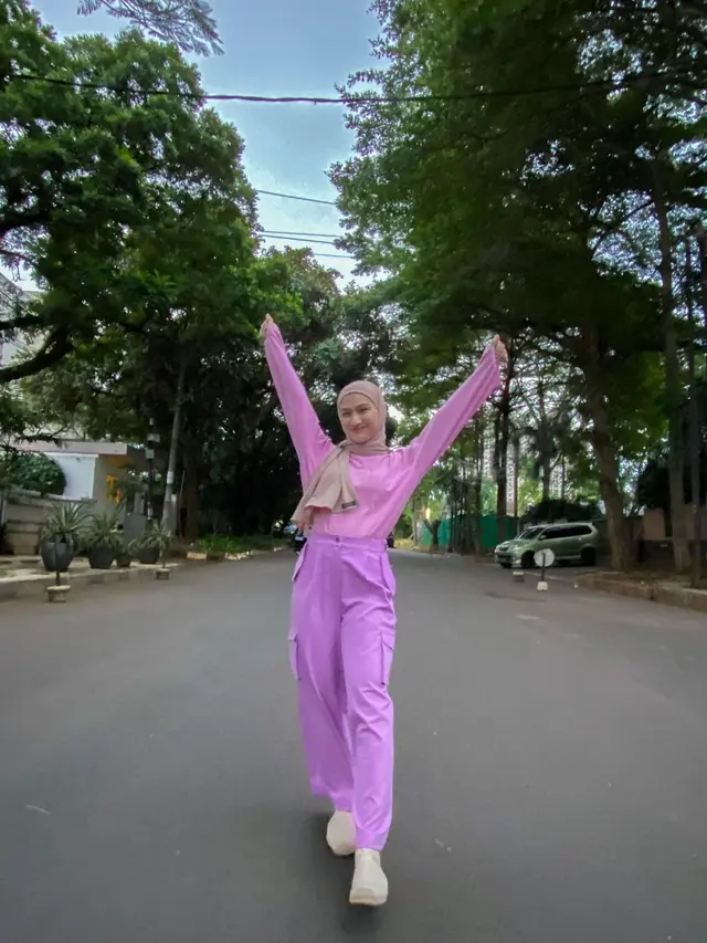 7 Gaya Hijab Sporty Melody Laksani Eks JKT48, Tetap Stylish dan Jadi Inspirasi