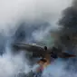Ilustrasi MH17 terbakar (Liputan6.com/Andri Wiranuari)