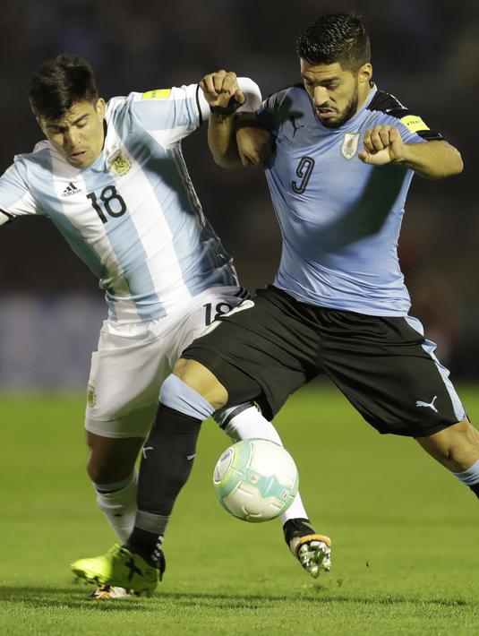 Pemain Uruguay, Luis Suarez (kanan) berebut bola dengan pemain Argentina, Marcos Acuaa pada laga kualifikasi Piala Dunia 2018 di Montevideo, Uruguay, (31/8/2017). Argentina bermain imbang 0-0. (AP/Natacha Pisarenko)