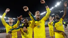 Gelandang Celtic Olivier Ntcham (kedua kiri) berselebrasi dengan rekannya setelah mencetak gol ke gawang  Lazio pada matchday keempat Grup E Liga Europa 2019 di Stadion Olympico, Kamis (7/11/2019). Celtic mengalahkan Lazio 2-1 untuk kemudian melaju ke babak 32 besar. (AP/Gregorio Borgia)