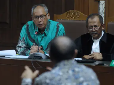 Terdakwa perintangan penyidikan korupsi E-KTP, Bimanesh Sutarjo (kiri) menyimak keterangan saksi pada sidang lanjutan di Pengadilan Tipikor, Jakarta, Jumat (26/5). Sidang mendengar keterangan saksi ahli. (Liputan6.com/Helmi Fithriansyah)