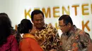 Menteri Perdagangan Rahmat Gobel dan Menteri Perindustrian Saleh Husin saat menghadiri sosialisi minum jamu bersama di Gedung Kementerian Koperasi dan UKM, Jakarta, Jumat (9/1/2015). (Liputan6.com/Faizal Fanani)