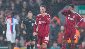 Pemain Liverpool, Alexis Mac Allister, tampak lesu setelah menelan kekalahan telak 0-3 dari Crystal Palace dalam laga putaran keempat Carabao Cup 2025/2026 yang digelar di Stadion Anfield, Kamis (30/10/2025) dini hari WIB. (AP Photo/Jon Super)