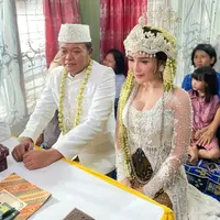 Sule dan Ucie Sucita pakai busana pengantin (Sumber: Instagram/sulefamily.fa)