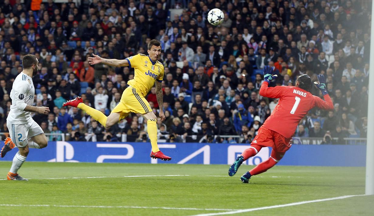 Penyearang Juventus, Mario Mandzukic mencetak gol ke gawang Real Madrid pada leg kedua perempat final Liga Champions di Santiago Bernabeu stadium, Madrid, (11/4/2018). Real Madrid menang agregat 4-3. (AP/Paul White)