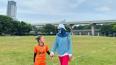 Putri kedua sineas Hanung Bramantyo, Kala Madali, belakangan keranjingan main sepak bola sampai ikut kursus. Di kelas sepak bola, ia satu-satunya murid perempuan. Ini tak bikin nyali Kala Madali menciut. Baru-baru ini, ia &ldquo;merumput&rdquo; bareng teman-teman cowok dalam sebuah kejuaraan di Jakarta dan menang. Tak terbayang bangganya Zaskia Adya Mecca sebagai ibu. (Foto: Dok. Instagram @zaskiadyamecca)