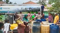 Mengatasi kekeringan di beberapa titik wilayah Banten, PT Krakatau Sarana Properti (KSP) bersama Krakatau Tirta Industri (KTI) memberikan bantuan air bersih dibeberapa kampung Kota Serang dan juga Pandeglang. (Ist)