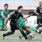 Aksi pemain Sriwijaya FC, Alberto Goncalves melewati adangan para pemain Bhayangkara FC pada lanjutan Liga 1 2017 di Stadion Patriot Bekasi, Minggu (20/8/2017). Bhayangkara FC menang 2-1. (Bola.com/Nicklas Hanoatubun)