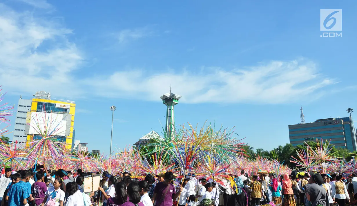 Sejumlah warga bersiap mengikuti prosesi tradisi Kirab Dugderan di Lapangan Simpang Lima Semarang, Jumat (3/5/2019). Prosesi Dugderan yang sudah berlangsung sejak 1881 di Semarang itu digelar setiap menyambut bulan suci Ramadan. (Liputan6.com/Gholib)