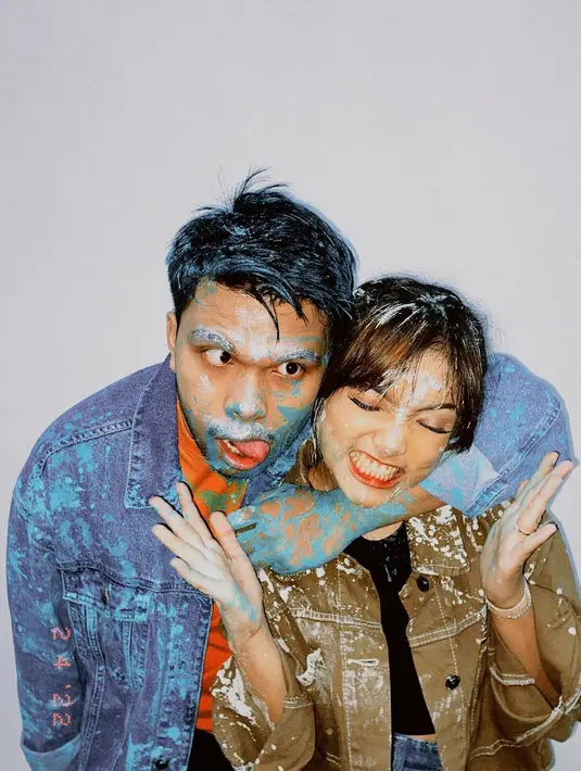 Gaya basic yang selalu terlihat asik dengan denim jaket (Foto: Instagram @thariqhalilintar)