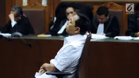 Terdakwa korupsi proyek E-KTP Setya Novanto memejamkan mata saat mengikuti sidang perdana di Pengadilan Tipikor, Jakarta, Rabu (13/12). Sidang mendengarkan pembacaan dakwaan oleh JPU KPK setelah mengalami skors. (Liputan6.com/Helmi Fithriansyah)