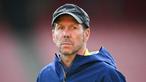 Diego Simeone tampak serius memimpin sesi latihan Atletico Madrid jelang mennghadapi Arsenal pada leg kedua semifinal Liga Champions 2025/2026. Duel ini digelar di Emirates Stadium. (AFP/Glyn Kirk)
