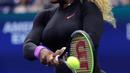 Petenis Amerika Serikat, Serena Williams mengembalikan bola ke arah petenis China, Wang Qiang pada perempat final AS Terbuka 2019 di USTA Billie Jean King National Tennis Center, Selasa (3/9/2019). Serena Williams melaju ke babak semi final setelah menang 6-1 dan 6-0. (AP/Charles Krupa)