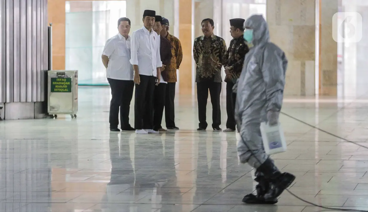 Presiden Joko Widodo atau Jokowi menyaksikan petugas menyemprotkan cairan disinfektan di Masjid Istiqlal, Jakarta, Jumat (13/3/2020). Proses sterilisasi ini dilakukan dalam rangka mencegah penularan virus corona Covid-19. (Liputan6.com/Faizal Fanani)
