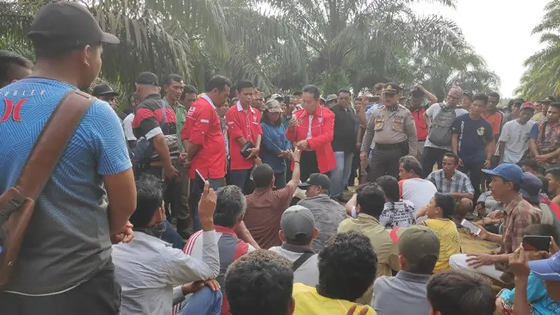 Perwakilan salah satu LSM berdialog dengan anggota Koperasi Gondai Bersatu terkait eksekusi lahan di Pelalawan.