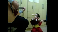 Balita Imut Nyanyi Lagu Beatles