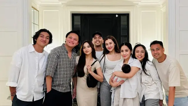 Gaya Couple Artis Tanah Air Nobar Timnas U-23. [@raffinagita1717]