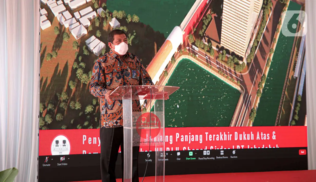 Direktur Utama PT Adhi Karya Entus Asnawi Mukhson saat seremoni penyambungan jembatan bentang panjang dengan struktur lintasan U-Shape Girder di LRT Dukuh Atas, Jakarta, Rabu (11/11/2020). Total panjangnya 44 kilometer dan sudah terpasang U-Shaped Girder. (Liputan6.com/Faizal Fanani)