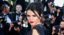Kendall Jenner sukses mencuri perhatian dengan gaun hitamnya saat menghadiri pemutaran film "Youth" dalam Festival Film Cannes ke-68 di Cannes, Perancis, Rabu (20/5). (REUTERS/Yves Herman)