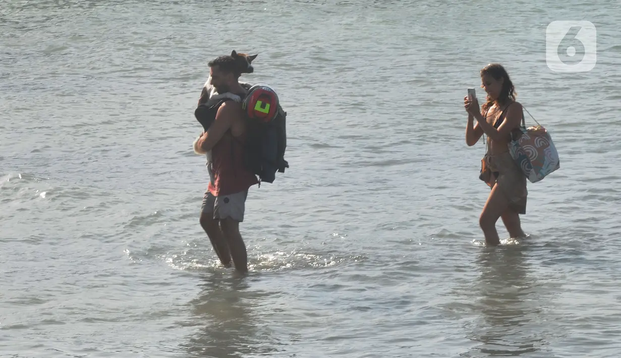 <p>Wisatawan antre naik ke kapal boat menuju kawasan wisata Nusa penida dan Nusa lembongan di Pelabuhan Sanur, Denpasar, Bali, Senin (2/5/20222). Libur panjang lebaran tahun ini berdampak positif kepada jumlah keberangkatan wisatawan menuju Nusa Penida ataupun Nusa Lembongan. (merdeka.com/Arie Basuki)</p>