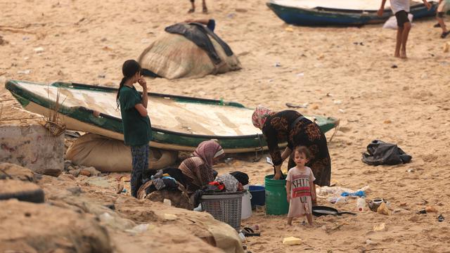 Warga Palestina di Jalur Gaza Cuci Pakaian Pakai Air Laut