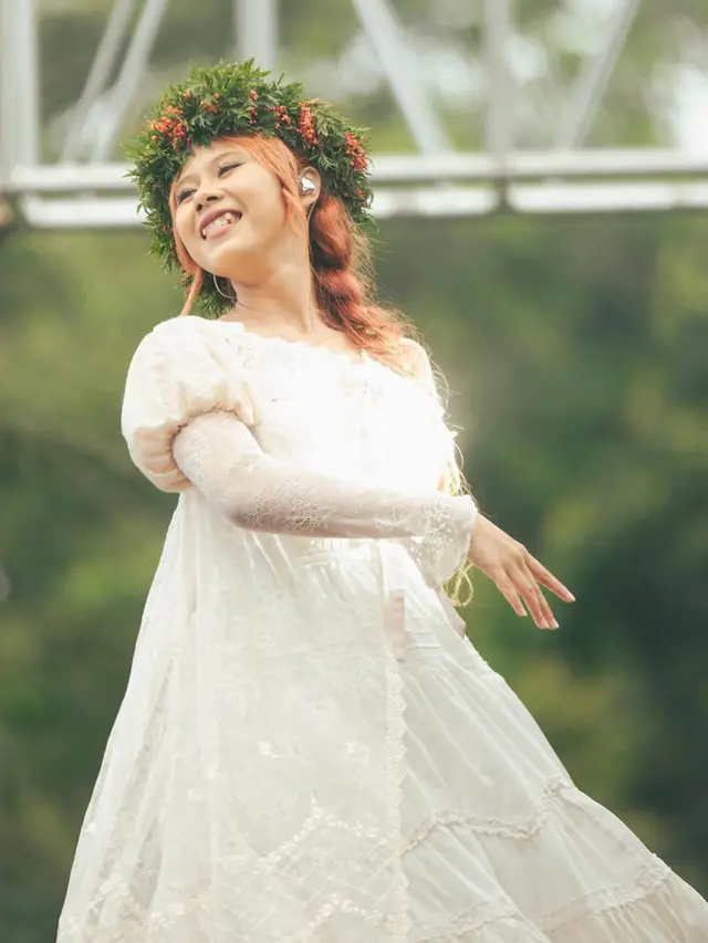 Pesona Nadin Amizah Dibalut Dress Vintage saat di Atas Panggung. [@cakecaine]