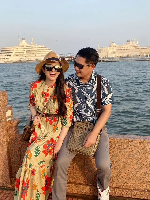 Lepas Rasa Rindu, Ini 7 Potret Fitri Carlina Susul Suami yang Jadi Pilot di Oman