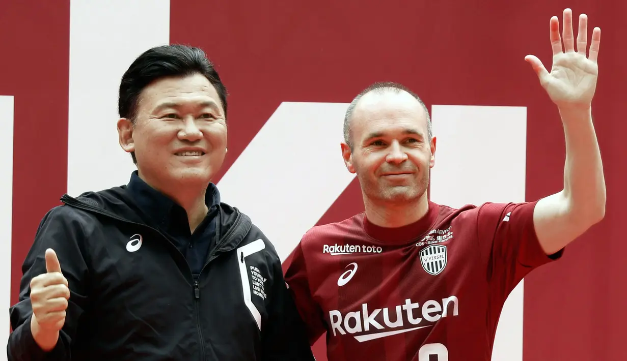 Legenda Barcelona Andres Iniesta menghadiri upacara penyambutan bersama pemilik tim Hiroshi Mikitan di NOEVIR Stadium Kobe, Sabtu (26/5). Iniesta muncul di hadapan publik Jepang sejak menandatangani kontrak dengan Vissel Kobe (Michi Ono/Kyodo News via AP)