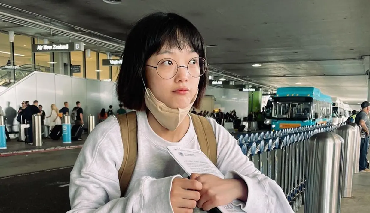 Baru-baru ini, Lee Yoo Mi bertandang ke Los Angeles, Amerika Serikat untuk menghadiri acara penghargaan. Namun, ada yang berbeda dari penampilannya kali ini. Aktis 28 tahun itu membagikan potretnya dengan gaya rambut baru. Rambut pendek berponinya itu pun langsung mencuri atensi penggemar. (Liputan6.com/IG/@leeyoum262)