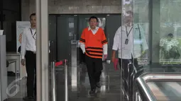 Dirut PT Traya Tirta Makassar, Hengky Wijaya berjalan keluar usai diperiksa KPK, Jakarta, Senin (21/9/2015). Hengky diperiksa sebagai tersangka terkait kasus dugaan korupsi suap mantan Walikota Makassar Ilham Arief. (Liputan6.com/Andrian M Tunay)