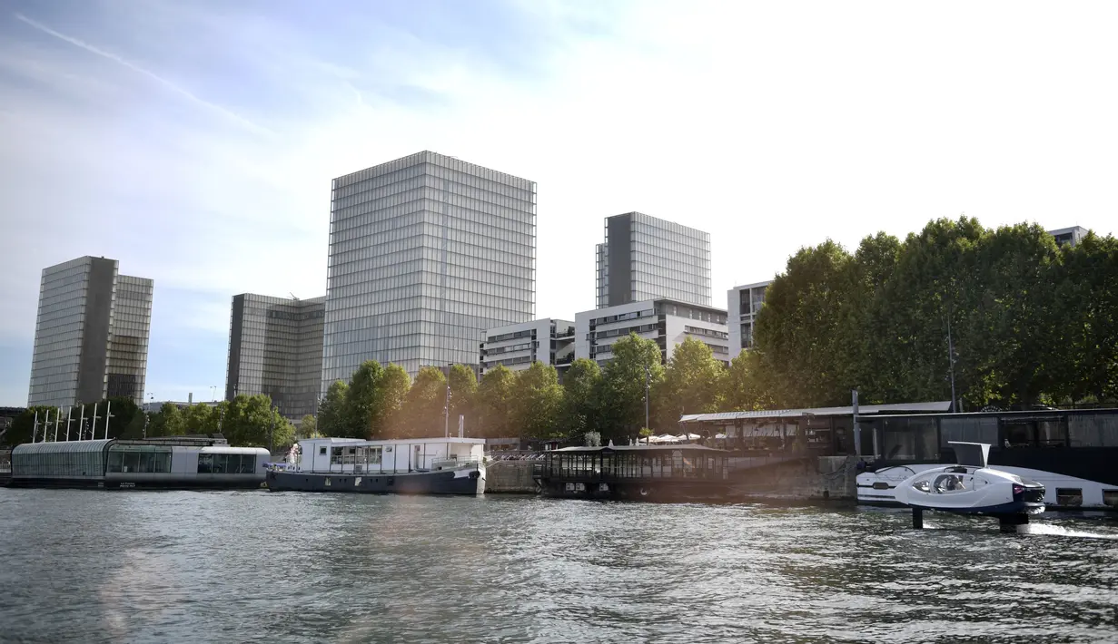 Kendaraan Sea Bubble alias "taksi terbang" berlayar di sungai Seine selama percobaan di Paris, Senin (16/9/2019). Tujuan  dibuatnya kapal tersebut untuk mengurangi kemacetan yang ada di daratan dan menjadikannya sebagai alternatif. (Photo by Martin BUREAU / AFP)