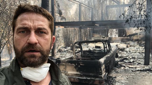 Gerard Butler di depan puing-puing rumahnya (Twitter/ GerardButler)