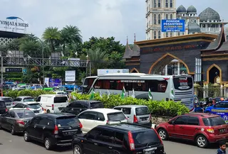 Kepolisian Resor Bogor mulai memberlakukan one way atau satu jalur arah Puncak menuju Jakarta, Senin (24/4/2023) siang.