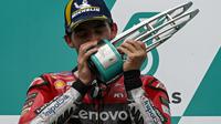 Enea Bastianini saat menang main race MotoGP Malaysia di Sirkuit Sepang hari Minggu (12/11/2023). (MOHD RASFAN / AFP)