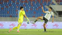 Pertandingan antara Timnas Indonesia U-22 melawan Filipina berjalan cukup ketat dan sengit. Tampak dalam foto, pemain Timnas Indonesia U-22, Muhammad Rayhan Hannan (kanan) berhadapan dengan penjaga gawang Filipina, Nicholas Guimaraes, pada laga perdana Grup C SEA Games 2025 di Stadion 700th Anniversary, Chiang Mai, Thailand, Senin (8/12/2025). (Bola.com/Bagaskara Lazuardi)