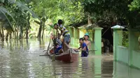 (PMI Bojonegoro) Kondisi banjir di Kecamatan Trucuk Kabupaten Bojonegoro akibat luapan Bengawan Solo