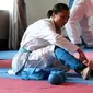 Karateka putri Indonesia, Srunita Sari memasang pengaman saat berlatih persiapan SEA Games 2017 di The Belezza, Permata Hijau, Jakarta, Senin (10/8/2017). Karate akan bertanding pada 22-24 Agustus 2017. (Bola.com/Nicklas Hanoatubun)