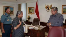 Ditemani Penglima TNI Agus Suhartono, M Nuh berbincang dengan Presiden SBY.  (Foto:Rumah Tangga Kepresidenan/H Abror Rizki)