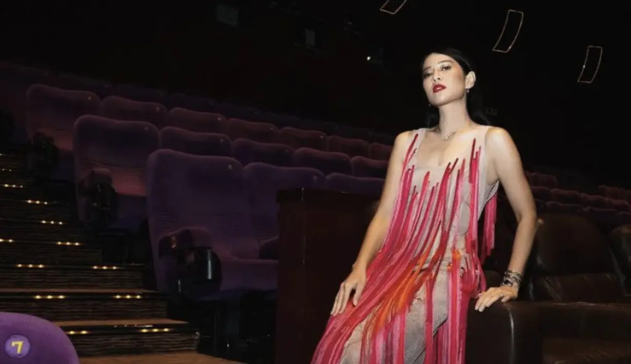 Dian Sastrowardoyo mengenakan dress dramatic yang dihiasi rumbai rumbai warna merah dan pink dari brand Stella Rissa. @therealdisastr