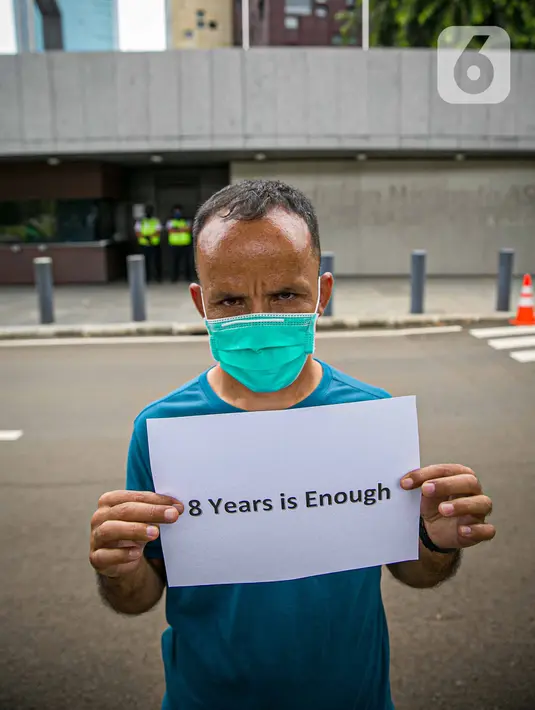 Imigran melakukan aksi unjuk rasa di Kedubes Australia, Jakarta, Senin (5/4/2021).  Mereka berharap bisa segera dapat hidup di negara tujuan mereka Australia (negara ketiga) dengan nasib mereka yang terkatung-katung di negara transit (indonesia) tanpa kejelasan. (Liputan6.com/Faizal Fanani)