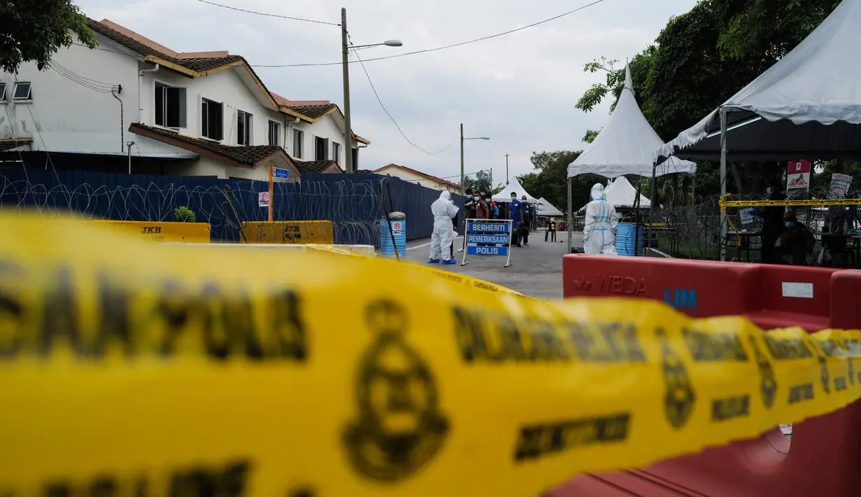 Para pekerja yang dinyatakan positif COVID-19 mengantre sebelum diantar menuju rumah sakit di Klang, Selangor, 5 Desember 2020. Pemerintah Malaysia akan memperpanjang perintah kontrol pergerakan orang di beberapa area hingga 20 Desember untuk mengendalikan penyebaran COVID-19. (Xinhua/Zhu Wei)
