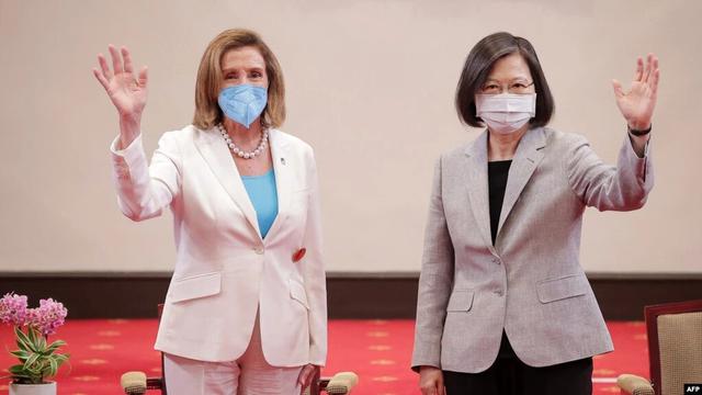 Ketua DPR AS Nancy Pelosi (kiri) melambai di samping Presiden Taiwan Tsai Ing-wen di Kantor Kepresidenan di Taipei. (Foto oleh Handout / Kantor Kepresidenan Taiwan / AFP)