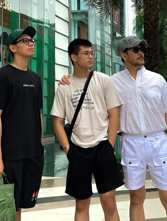 Potret Ferry Salim bersama dua anak gantengnya. Sekedar informasi, Ferry dan Merry Prakasa memiliki tiga orang anak. Yaitu, Brandon Nicholas Salim, Brenda Nabilla Salim, dan Raoul Sebastian Salim. Anak keduanya perempuan. [Instagram/ferrysal1m]