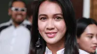 Senyum pemeran sinetron Bidadari 3 Dhea Annisa saat di PN Jakarta Selatan saat akan menjadi saksi dalam kasus kehilangan kamera. (Adrian Putra/Bintang.com)